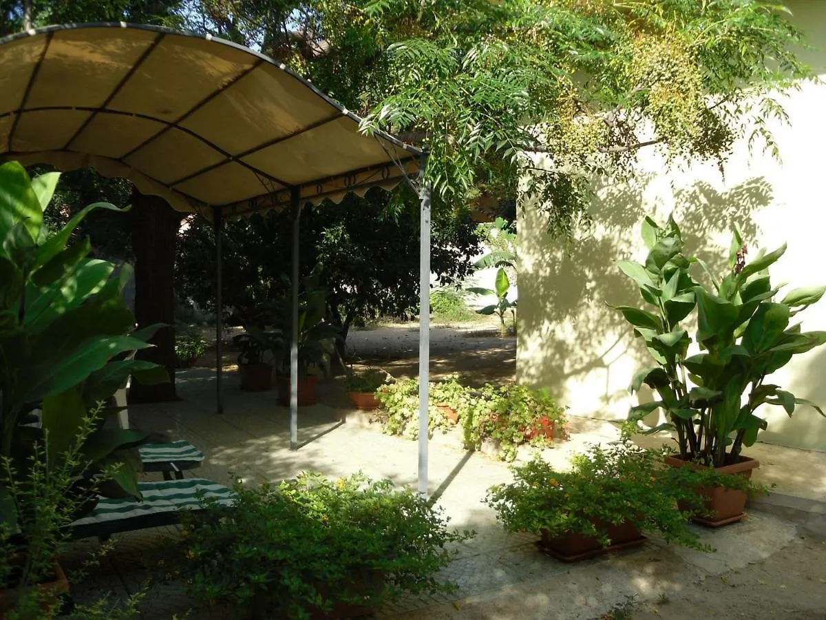 Casa vacanze villletta indipendente a 300 metri dal mare Villa Solanas